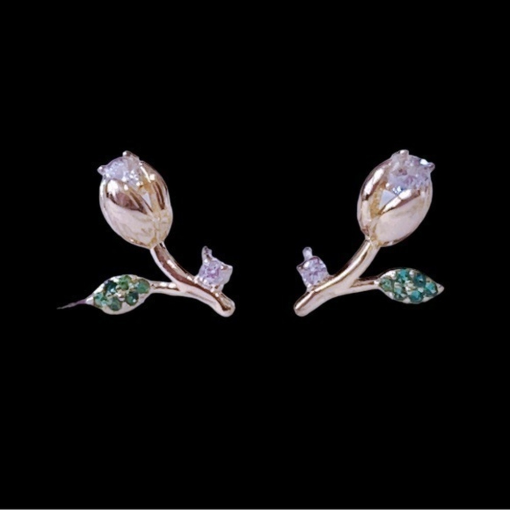 18K Gold Vermeil Rose & green leaf stud earrings 🍃